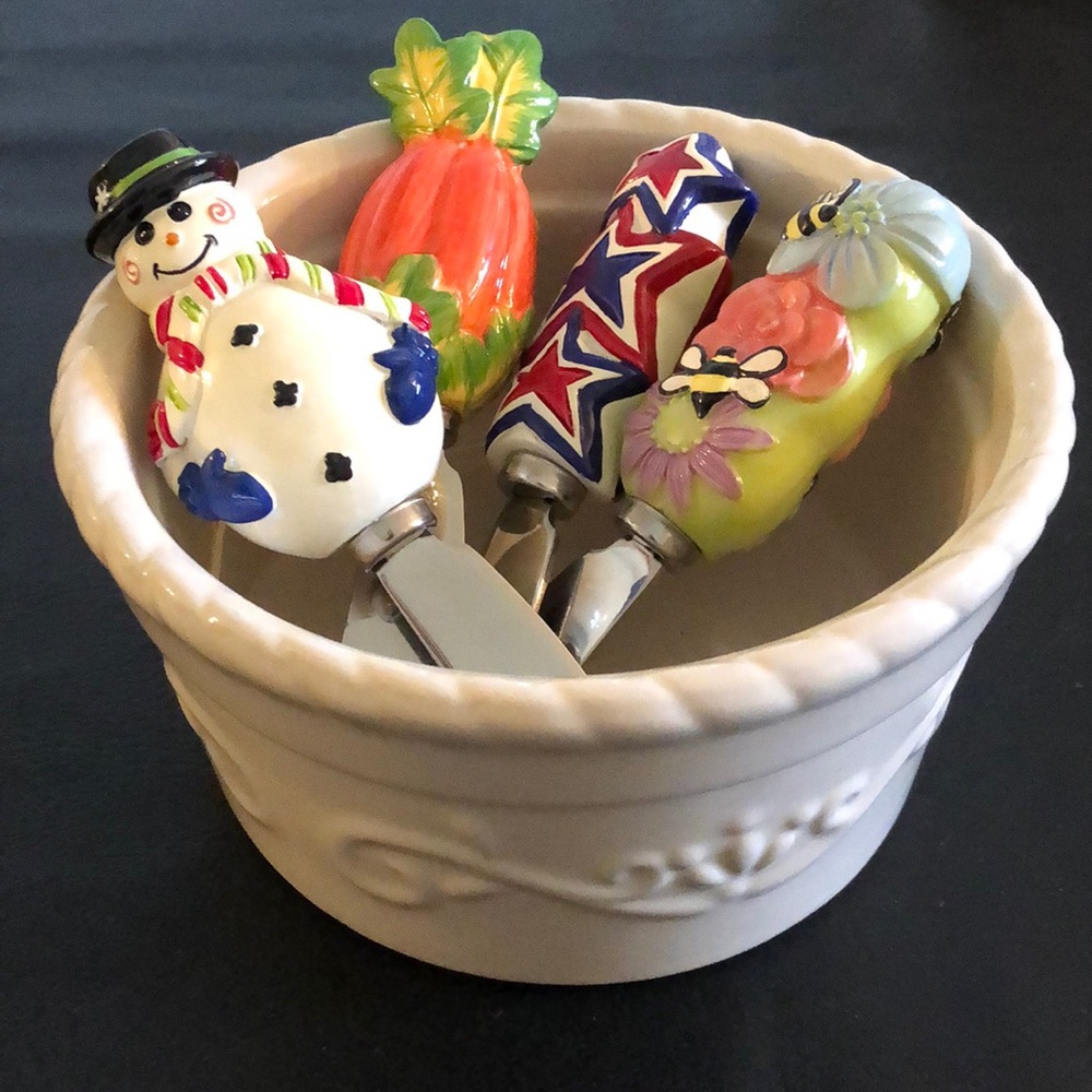 Seasonal/Holiday themed cheese ball/dip dish w/four spreaders, NWOT